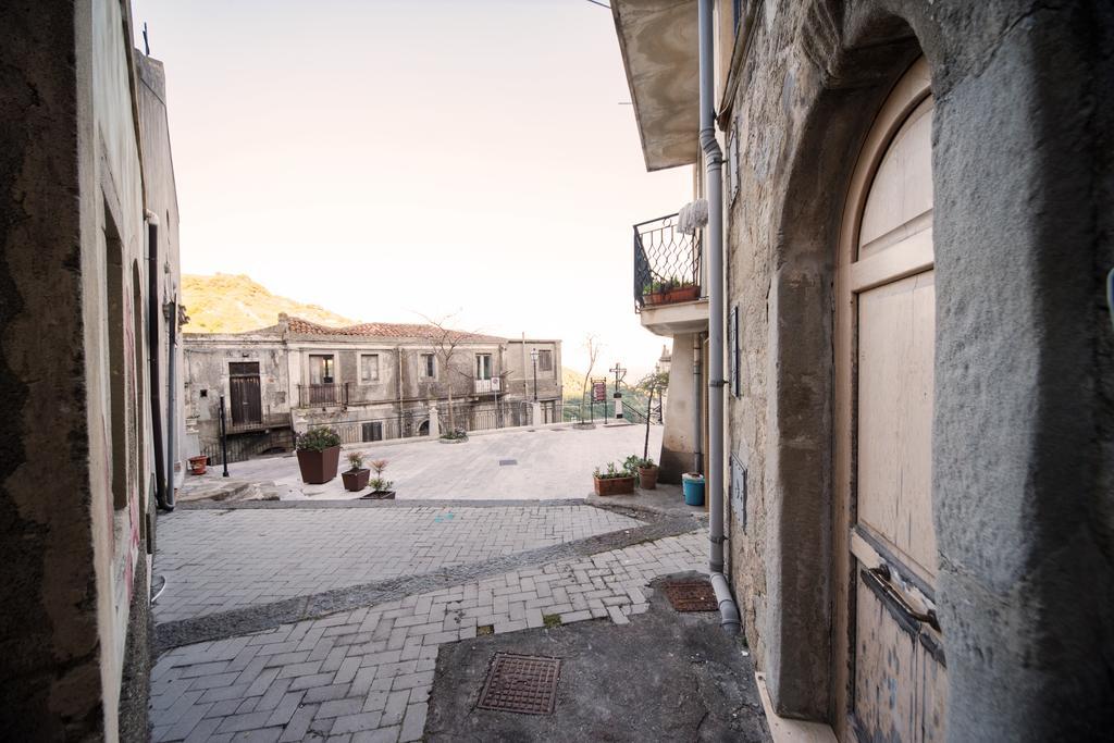 The Clock Houses Borgo Gallodoro Letojanni Exteriör bild